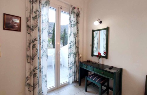 Kipri Apartment | Apartment 'Zefiros - Breeze' with Mountain View, Wi-Fi and Air Conditioning