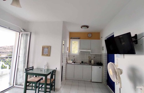 Kipri Apartment | Apartment 'Zefiros - Dusk Sea View' with Sea View, Wi-Fi and Air Conditioning