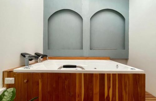 Las Lomas I Apartment | Apartments with Jacuzzi in El Poblado by Wynwood House