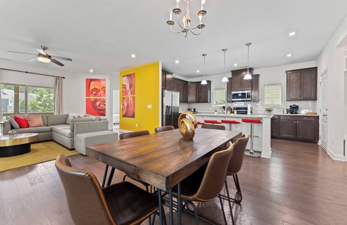 Apex House | Apex Luxury 4BR Near Lake - Movie Room & Sleeps 14
