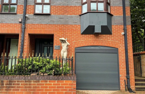 Riverside Apartment | Aphrodite studio next to the river in Central London