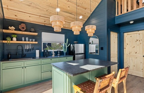Fredericksburg Cabin | Apollo Treehouse*Lux*Hot tub*Fredericksburg*EV