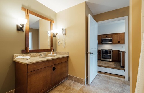 Vernon Condo | Appalachian @ Mtn Creek Pool Hot Tubs Sauna Gym Deck Mtn Front #136