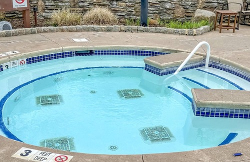 Vernon Condo | Appalachian @ Mtn Creek Pool Hot Tubs Sauna Gym Deck Mtn Front #324