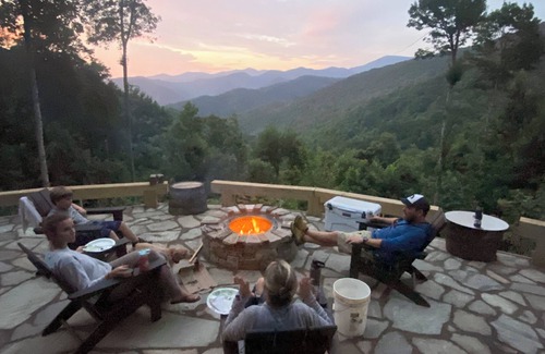 Barnardsville Cabin | Appalachian Rainforest Oasis- breathtaking views surrounded by National Forest