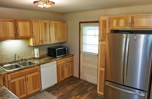 Davis House | Appalachian retreat – Sleeps 18 | Hot Tub | Pool table | Near Skiing, Hiking & More!