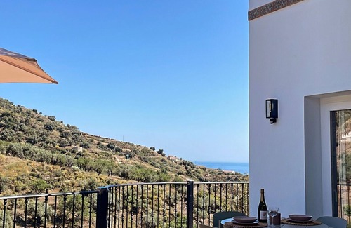 Arenas Apartment | Apparently luxurious with a relaxing ambiance. Only 15 minutes from the beach