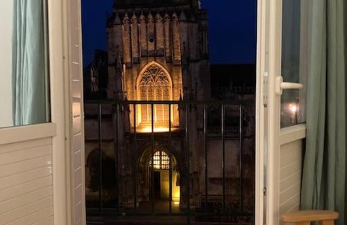 Saint-Jean Apartment | Appart 90m2 lumineux, centre, vue église penchée