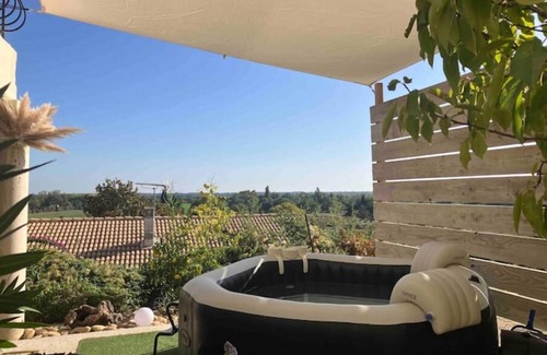 Bellegarde Apartment | Appart Cosy Avec Jardin, Jacuzzi Privé, Piscine Lété, au Calme