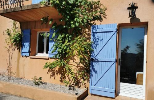 Taradeau Apartment | Appart "Pins & parasol", piscine chauffée et bain à remous