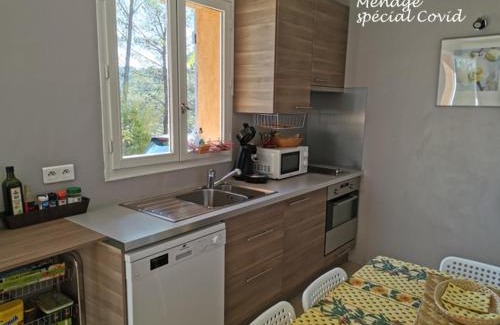 Taradeau Apartment | Appart "Pins & parasol", piscine chauffée et bain à remous