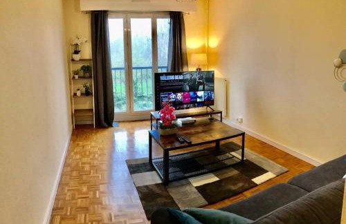 Miroir - Batignolles Apartment | Appart T2 Gare TGV spacieux et tout équipé