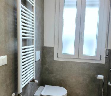 Osteria Grande House | Appartamento "Laghetto 1" con tre camere e bagni privati cucina in condivisione