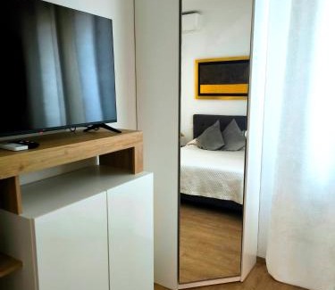 Osteria Grande House | Appartamento "Laghetto 1" con tre camere e bagni privati cucina in condivisione