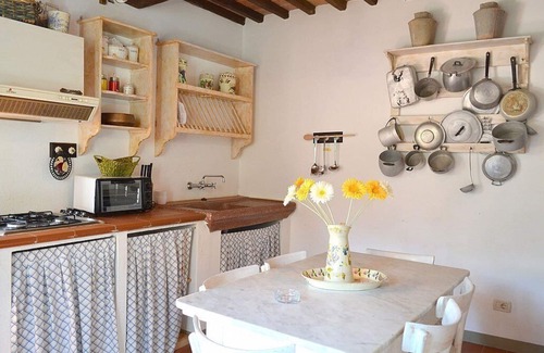 Serravalle Pistoiese House | Appartamento Clarabella C: A characteristic and welcoming two-story independent house built on a hillside, surrounded by meadows and woods, with Free WI-FI.