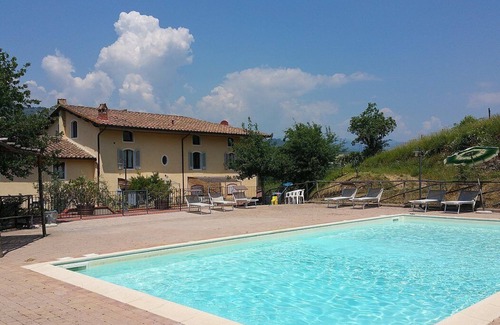Serravalle Pistoiese House | Appartamento Clarabella C: A characteristic and welcoming two-story independent house built on a hillside, surrounded by meadows and woods, with Free WI-FI.