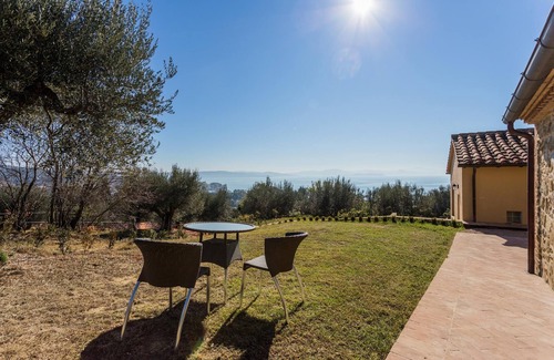 Passignano sul Trasimeno Apartment | Appartamento con due Camere da Letto e Grande Veranda sul Giardino