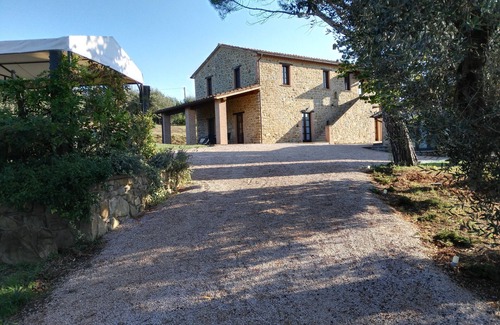 Passignano sul Trasimeno Apartment | Appartamento con due Camere da Letto e Grande Veranda sul Giardino