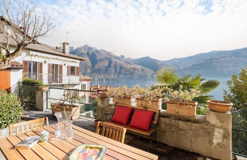 Carate Urio Apartment | Appartamento di Design con Balcone e Vista Lago!