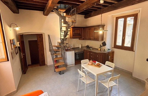 Scopoli Apartment | Appartamento in palazzo storico di un borgo Umbro vicino a Rasiglia ed Assisi