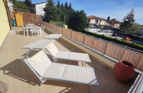 Sirolo Apartment | Appartamento L'Azalea - a due passi da Numana con grande terrazzo e piscina condominiale stagionale