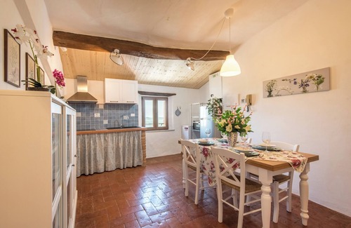 Radicondoli Apartment | "Appartamento Panoramico" with views over the hills and Wi-Fi