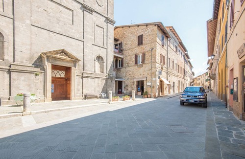 Radicondoli Apartment | "Appartamento Panoramico" with views over the hills and Wi-Fi