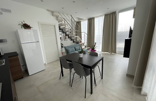 Santa Lucia House | Appartamento Vista Mare con 2 Camere e 3 Bagni, Fronte Spiaggia, Parcheggio