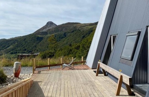 Saint-Jacques-des-Blats Apartment | Appartement Style Chalet 12 Personnes