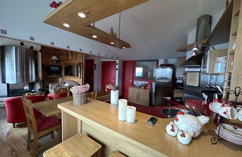 Saint-Jacques-des-Blats Apartment | Appartement avec cheminée à altitude 1500