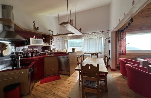 Saint-Jacques-des-Blats Apartment | Appartement avec cheminée à altitude 1500