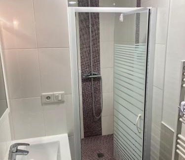 Sainte-Genevieve-des-Bois Apartment | Appartement F1 IDF ,4 pers