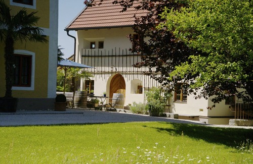 Breitbrunn a. Chiemsee Apartment | Appartement Heuboden im Dachgeschoss Atelier mit Dusche/WC
