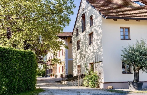 Breitbrunn a. Chiemsee Apartment | Appartement Heuboden im Dachgeschoss Atelier mit Dusche/WC