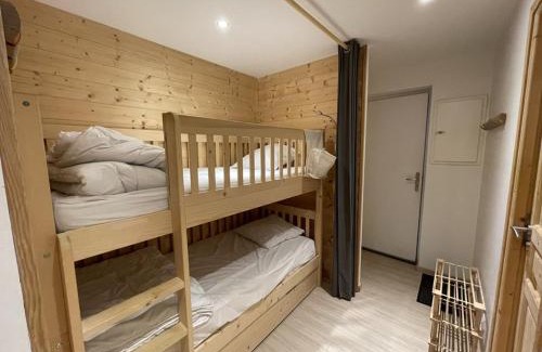 Saint-Jacques-des-Blats Apartment | Appartement T3 confortable avec 2 chambres, parking, proche pistes - FR-1-787-1