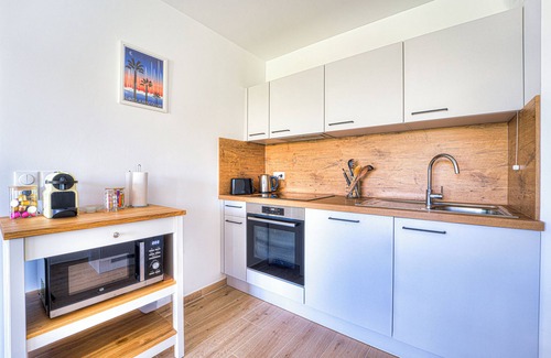 Saint-Laurent-du-Var Apartment | Appartement Fleuri, vue mer - Welkeys