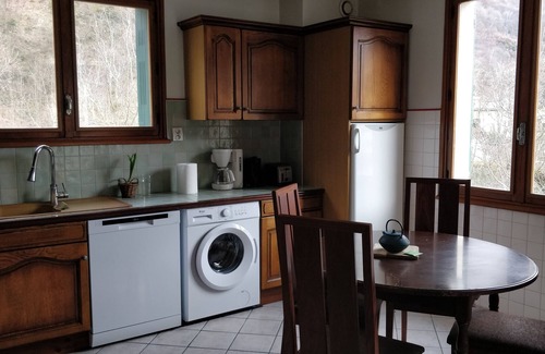 La Bathie Apartment | Appartement à Louer Dans Maison Individuelle Avec un Grand Jardin