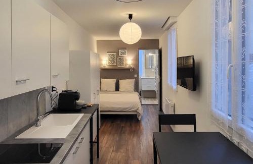 Saint-Claude Apartment | Appartement 2 Coin cuisine, coin chambre, salle de bain