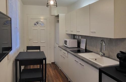 Saint-Claude Apartment | Appartement 2 Coin cuisine, coin chambre, salle de bain