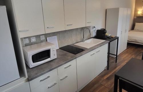 Saint-Claude Apartment | Appartement 2 Coin cuisine, coin chambre, salle de bain