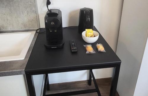 Saint-Claude Apartment | Appartement 2 Coin cuisine, coin chambre, salle de bain