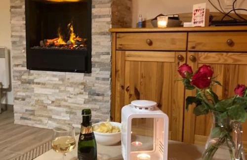 Pralognan-la-Vanoise Apartment | Appartement 2 Pièces avec Piscine Chauffée, Balcon, Parking et Proche Centre à Pralognan - FR-1-464-160