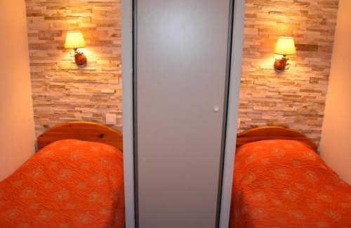 Pralognan-la-Vanoise Apartment | Appartement 2 Pièces avec Piscine Chauffée, Balcon, Parking et Proche Centre à Pralognan - FR-1-464-160