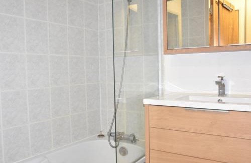 Pralognan-la-Vanoise Apartment | Appartement 2 Pièces avec Piscine Chauffée, Balcon, Parking et Proche Centre à Pralognan - FR-1-464-160