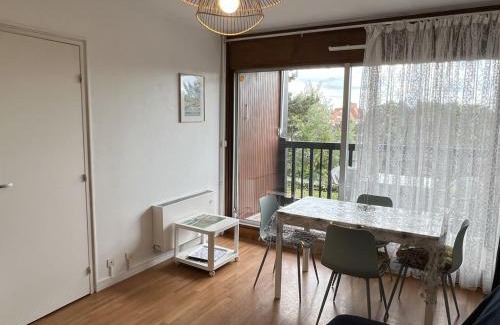 Varaville Apartment | Appartement 2 pièces en front de mer avec balcon, à 70m de la plage de Cabourg - FR-1-487-287