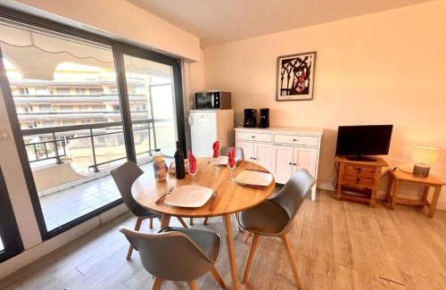 Frejus Plage Apartment | Appartement 2P, 4 Couchages, Terrasse et Salon de Jardin à 200m de la Plage, Fréjus - FR-1-226A-22