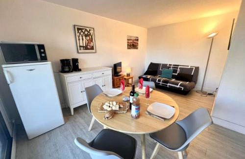 Frejus Plage Apartment | Appartement 2P, 4 Couchages, Terrasse et Salon de Jardin à 200m de la Plage, Fréjus - FR-1-226A-22