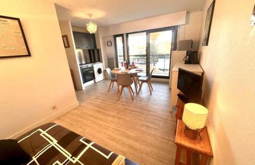 Frejus Plage Apartment | Appartement 2P, 4 Couchages, Terrasse et Salon de Jardin à 200m de la Plage, Fréjus - FR-1-226A-22