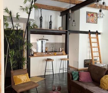 Saint-Lambert Apartment | Appartement atypique cosy entre terre & mer