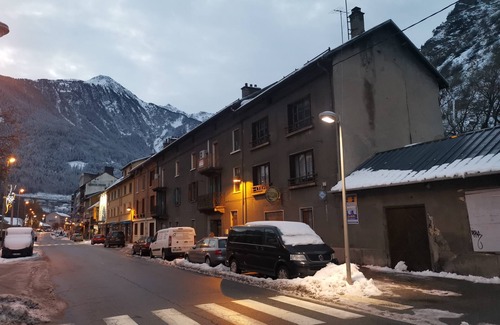 Modane Apartment | Appartement au bord de la Rivière